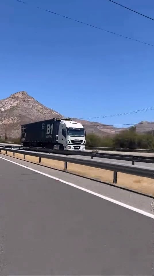 CALLE LARGA: Grave imprudencia: camión circuló contra el tránsito por varios kilómetros en la Autopista Los Libertadores