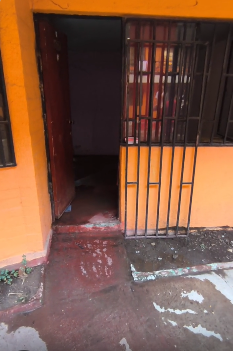 LOS ANDES: 12 años de filtraciones: Vecinos denuncian nuevamente fuga de aguas servidas desde departamento desocupado en Villa Los Copihues de Los Andes