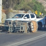 SAN FELIPE: Grúa horquilla vuelca en ingreso a San Felipe por Ruta CH-60, sector Puente El Rey