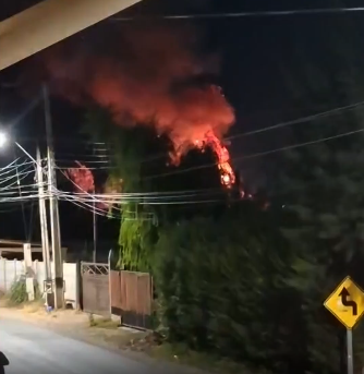 RINCONADA: Incendio destruye vivienda en Villa España: Bomberos evitó propagación a casas cercanas