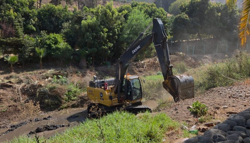 LLAY LLAY: Comenzó limpieza municipal con maquinaria en el Estero Los Loros de Llay Llay