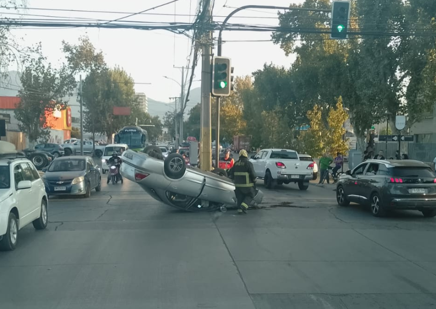 LOS ANDES: Vehículo terminó volcado en avenida Santa Teresa: conductor salió por sus propios medios