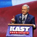 NACIONAL: Presidente Kast afirma que promesa de expulsar 300 mil migrantes “era una metáfora” durante campaña presidencial