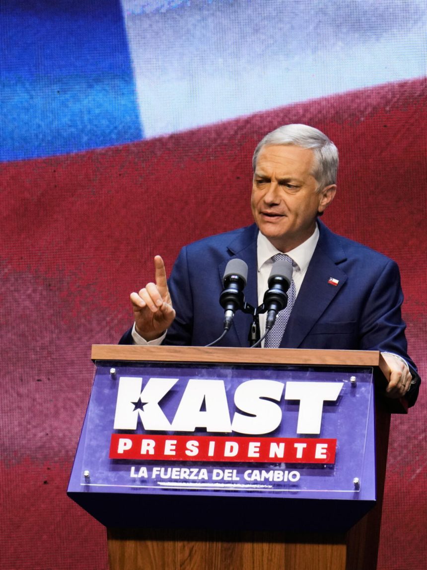 NACIONAL: Presidente Kast afirma que promesa de expulsar 300 mil migrantes “era una metáfora” durante campaña presidencial