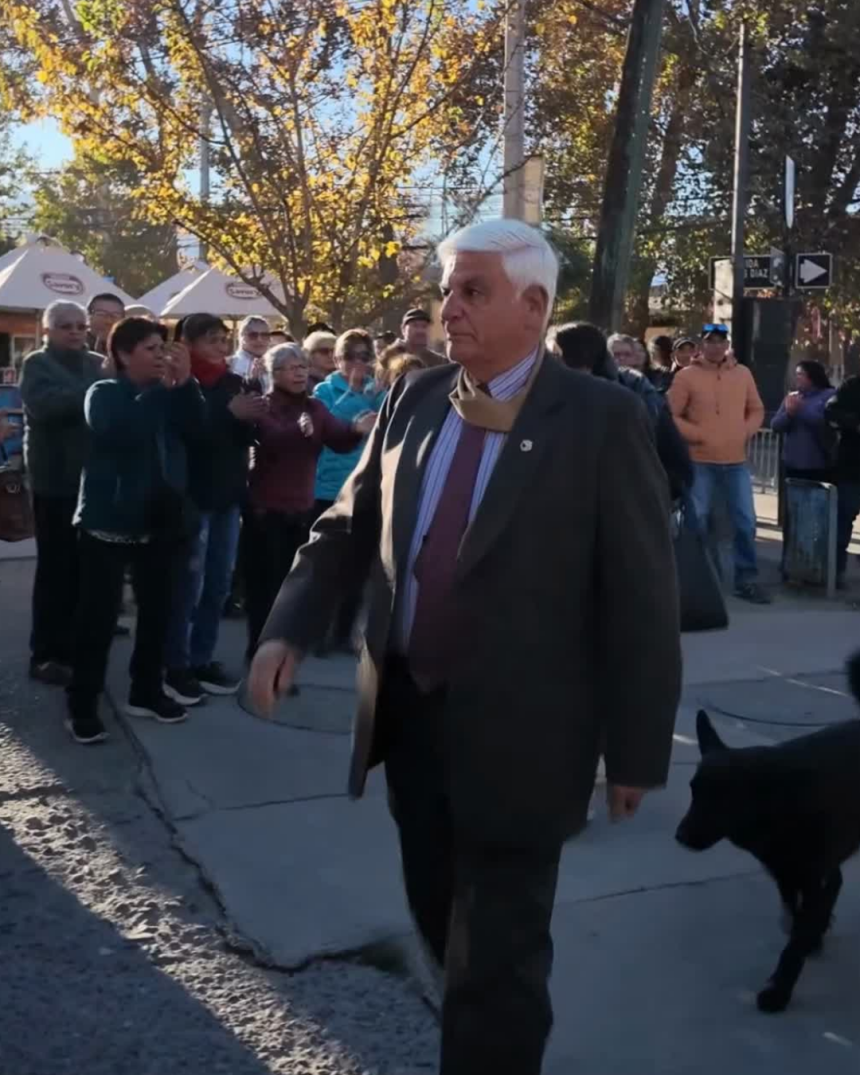 LOS ANDES: [VIDEO] Entre aplausos llegó alcalde Juan Galdames a audiencia de formalización en Los Andes