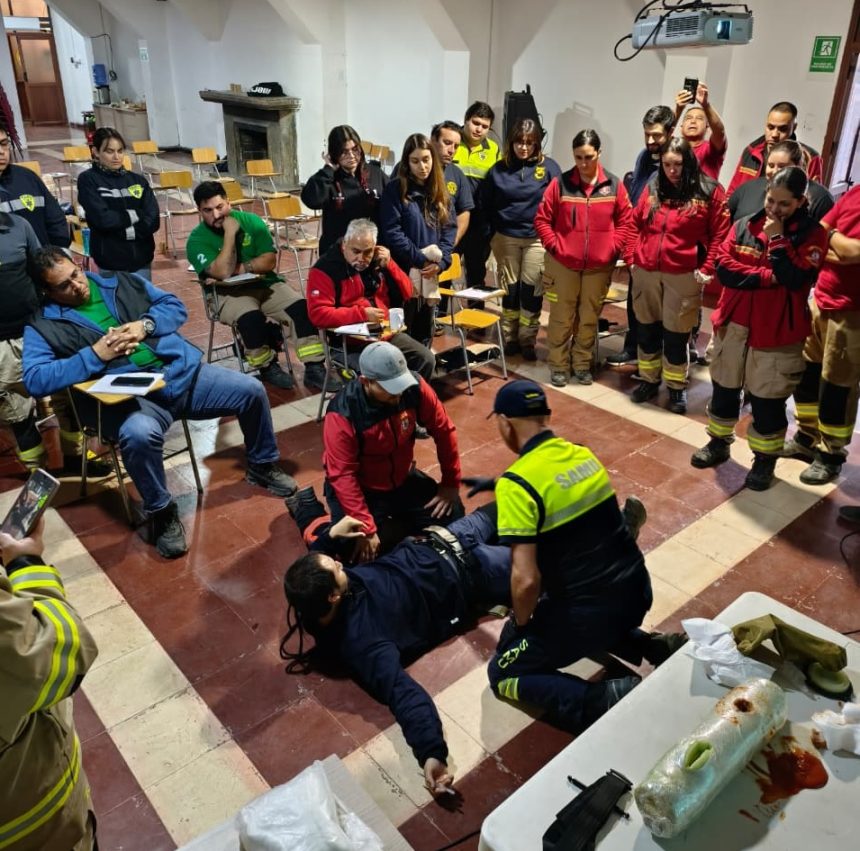 LOS ANDES: Primera Compañía de Bomberos de Los Andes realizó seminario de atención prehospitalaria junto al SAMU Aconcagua