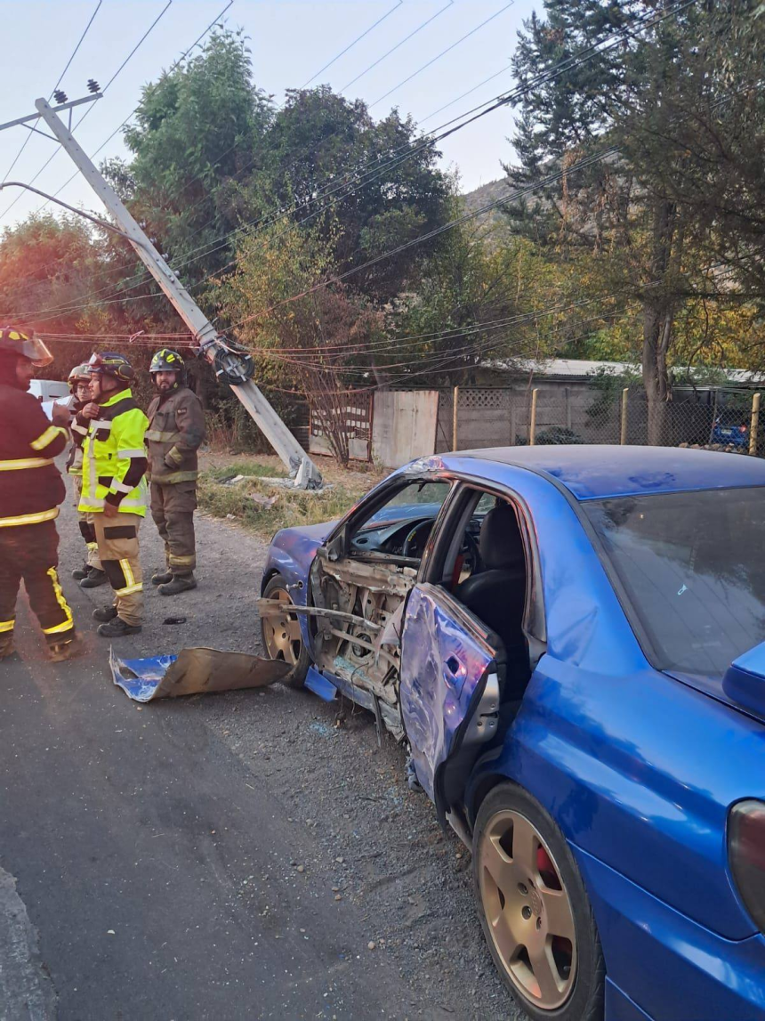 PUTAENDO: Violento accidente en Putaendo: vehículo impactó poste y dejó sin energía eléctrica al sector Las Coimas