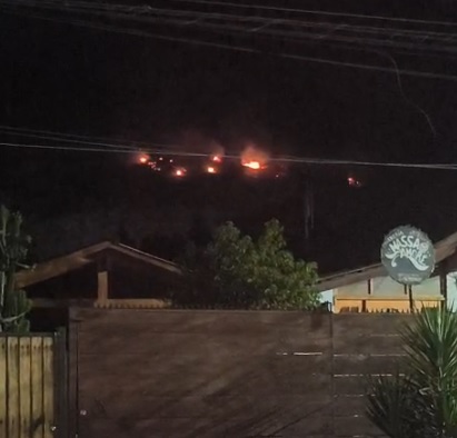 LOS ANDES: [VIDEO] Incendio en Cerro de La Virgen movilizó a Bomberos la noche de este jueves