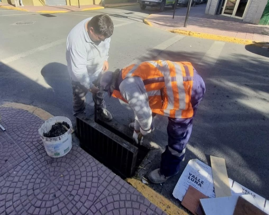 LOS ANDES: Municipalidad mantiene limpieza preventiva de sumideros ante llegada del invierno
