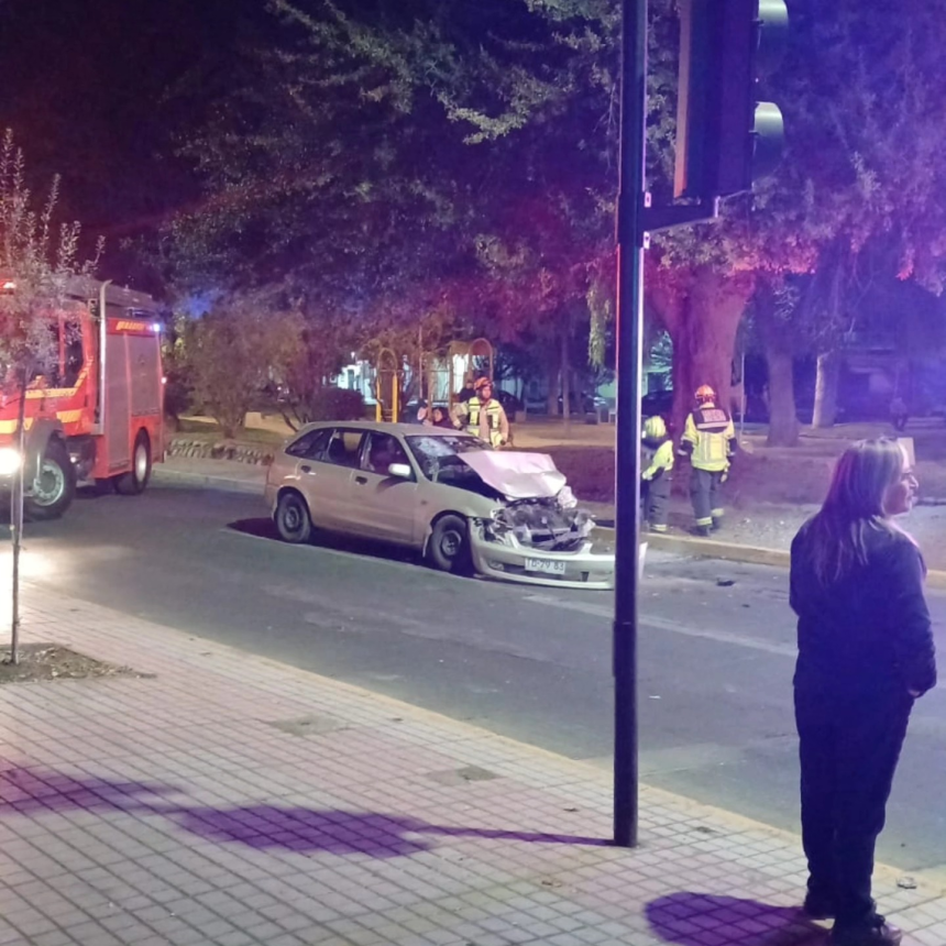 SAN FELIPE: Tres personas lesionadas dejó colisión entre automóvil y bus en pleno centro