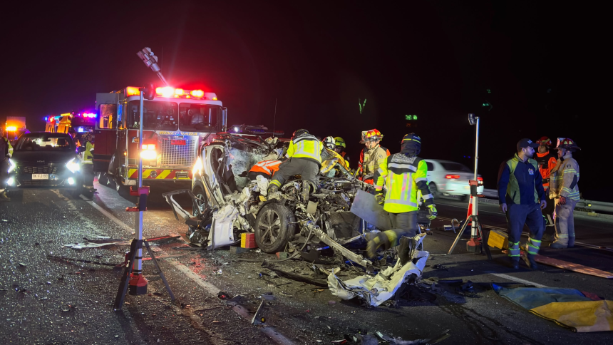 EMERGENCIA: Violenta colisión entre automóvil y camión deja dos heridos pasado el Túnel Chacabuco