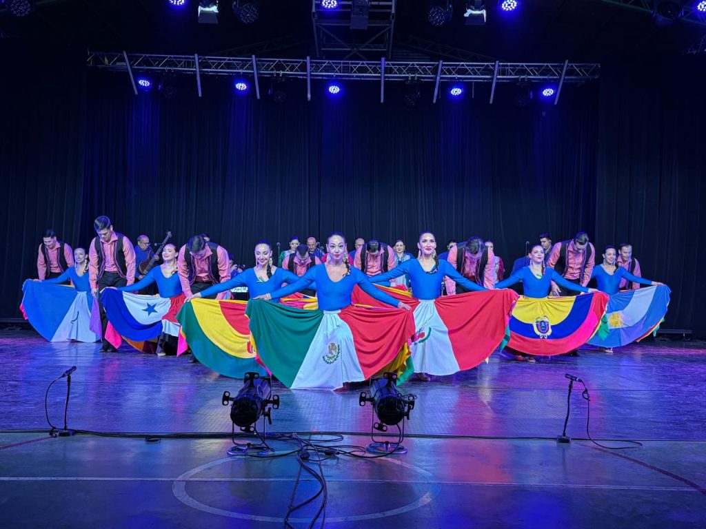 CALLE LARGA: Gimnasio Municipal de Calle Larga se llenó de cultura con la destacada presentación del Ballet Folclórico Nacional BAFONA 3 CALLE LARGA: Gimnasio Municipal de Calle Larga se llenó de cultura con la destacada presentación del Ballet Folclórico Nacional BAFONA