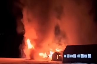 LOS ANDES: [VIDEO] Se declara primera alarma de incendio por fuego en cuadra militar de la Escuela de Alta Montaña de Portillo