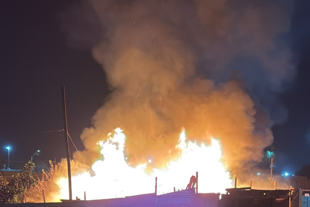 LOS ANDES: Cinco compañías de Bomberos combaten incendio en Callejón San Martín: una vivienda fue destruida por el fuego