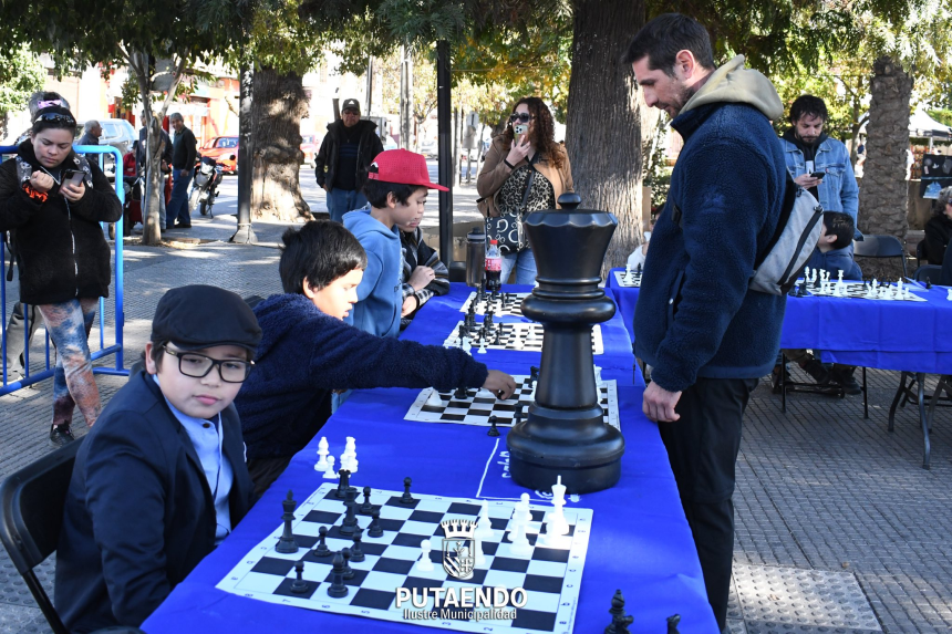 PUTAENDO: Ajedrez patrimonial reunió a decenas de niños y familias en Plaza Prat