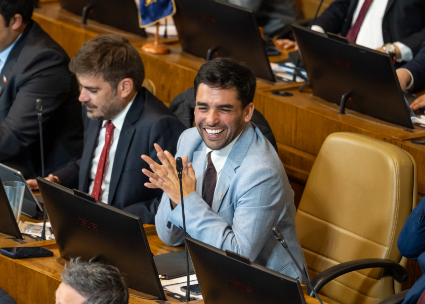 PUTAENDO: Diputado Cristian Mella felicita a las tejedoras y al municipio de Putaendo por lograr el récord de la "bufanda más larga de Chile" en el Día de los Patrimonios