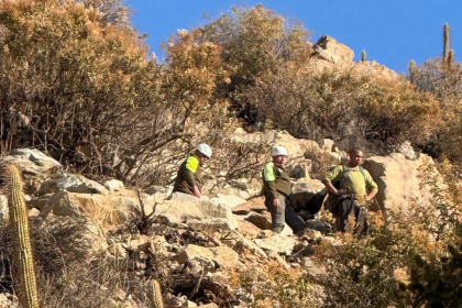 PUTAENDO: Carabineros del Retén Los Patos rescataron a dos cabritas que permanecían atrapadas desde hacía varios días en la ladera de un cerro