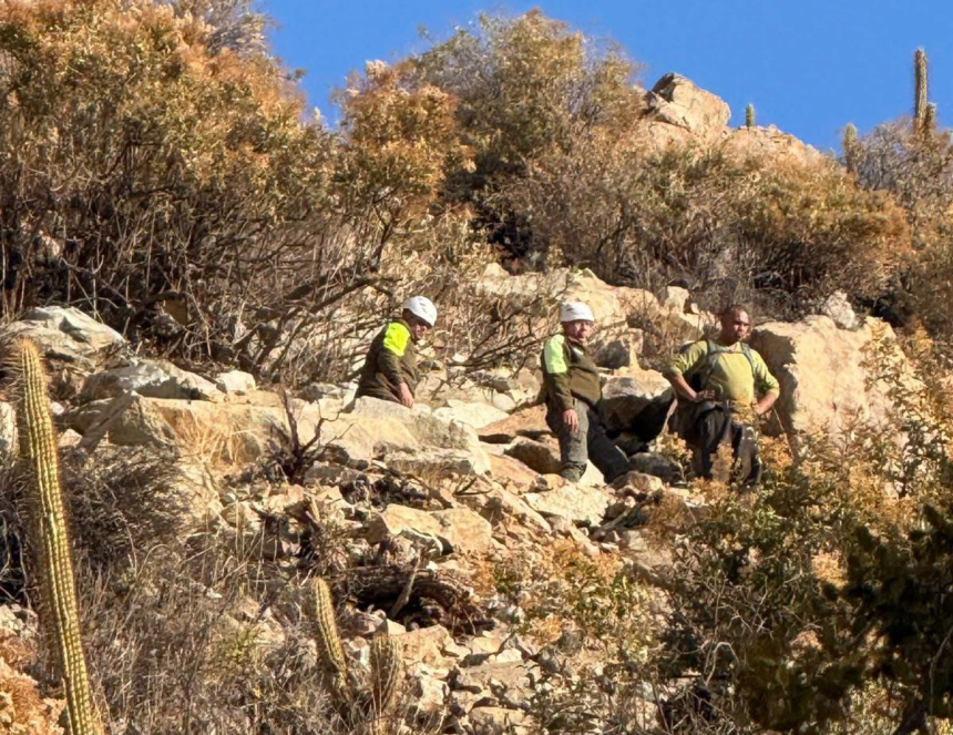 PUTAENDO: Carabineros del Retén Los Patos rescataron a dos cabritas que permanecían atrapadas desde hacía varios días en la ladera de un cerro