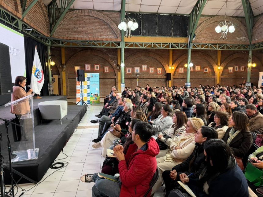 LOS ANDES: Amanda Céspedes encabezó charla magistral sobre parentalidad y salud mental en Los Andes