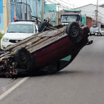 LOS ANDES: Colisión entre vehículo menor y furgón escolar terminó con un automóvil volcado en General del Canto