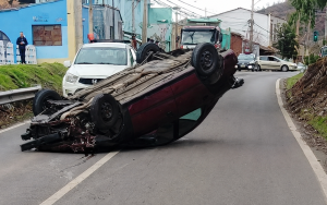 LOS ANDES: Colisión entre vehículo menor y furgón escolar terminó con un automóvil volcado en General del Canto