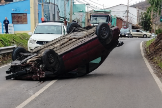 LOS ANDES: Colisión entre vehículo menor y furgón escolar terminó con un automóvil volcado en General del Canto