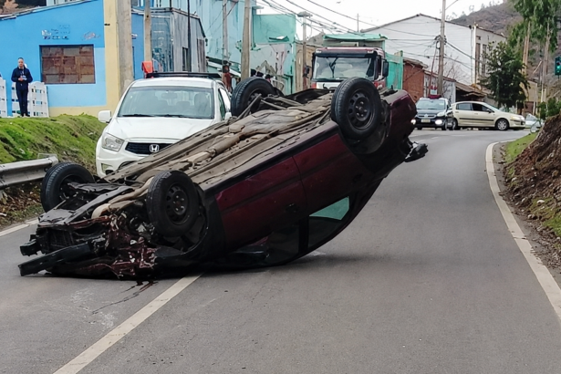 LOS ANDES: Colisión entre vehículo menor y furgón escolar terminó con un automóvil volcado en General del Canto
