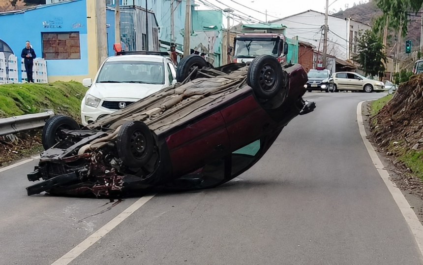 LOS ANDES: Colisión entre vehículo menor y furgón escolar terminó con un automóvil volcado en General del Canto