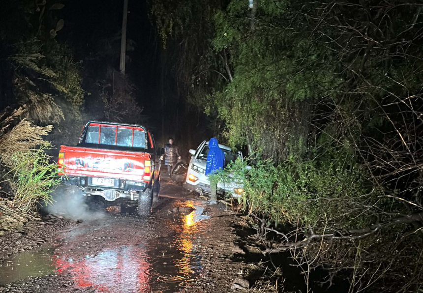 LOS ANDES: Vehículo estuvo a punto de desbarrancarse en el callejón Las Patentes durante el temporal