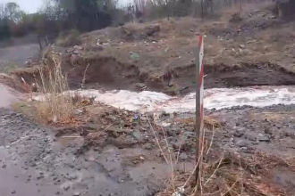 SANTA MARÍA: Badén La Higuera permanece con alto caudal y se mantiene el llamado a no intentar cruzarlo