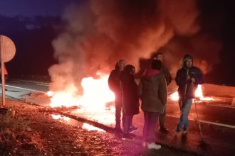 PANQUEHUE: Vecinos levantan barricada en la bajada de Cuesta Chagres por prolongado corte de energía eléctrica