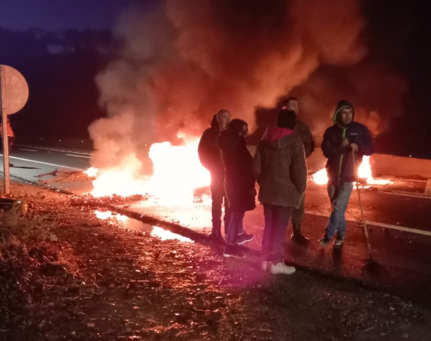 PANQUEHUE: Vecinos levantan barricada en la bajada de Cuesta Chagres por prolongado corte de energía eléctrica