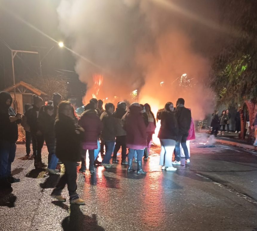 CALLE LARGA: [VIDEO] Barricadas en el paradero 21: tres días sin luz movilizan a vecinos