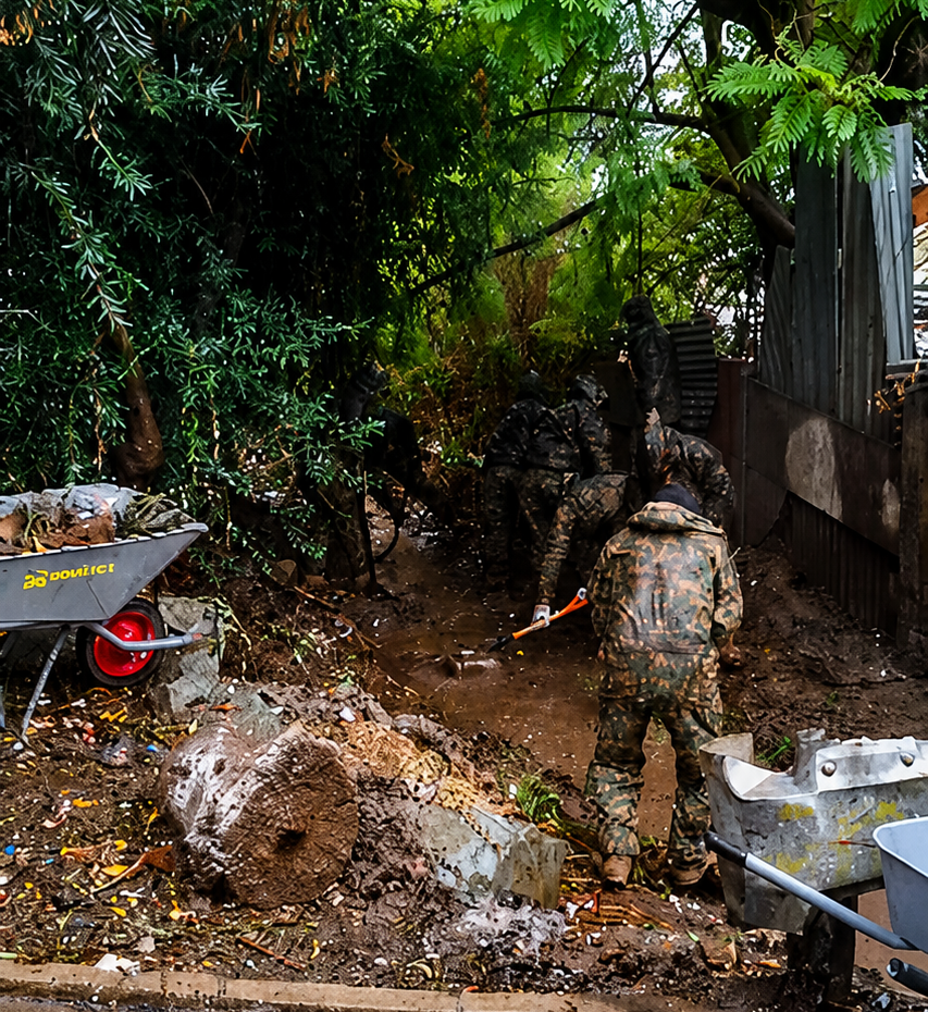 SAN FELIPE: Ejército y municipio realizan limpieza de canales en Curimón para prevenir nuevos anegamientos