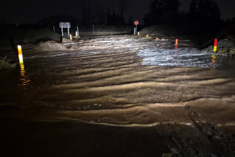SANTA MARÍA: Se desborda nuevamente el estero El Cobre: tránsito permanece completamente interrumpido