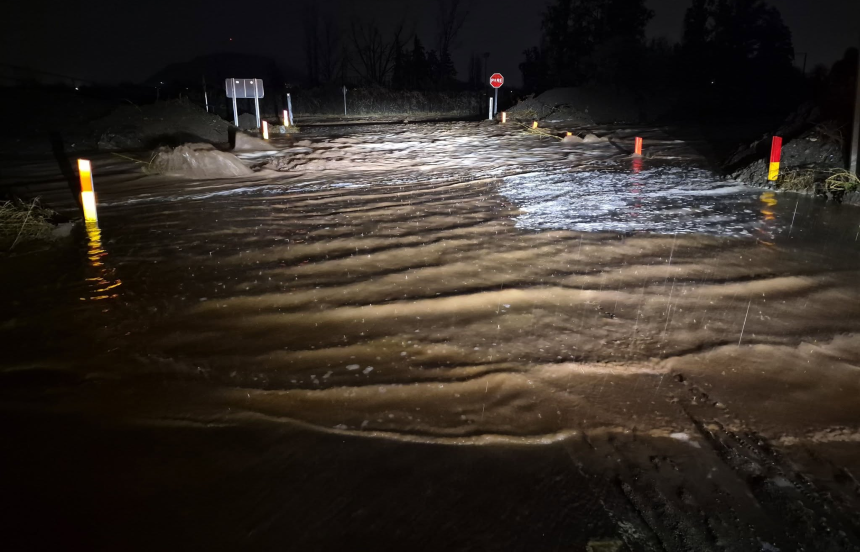 SANTA MARÍA: Se desborda nuevamente el estero El Cobre: tránsito permanece completamente interrumpido