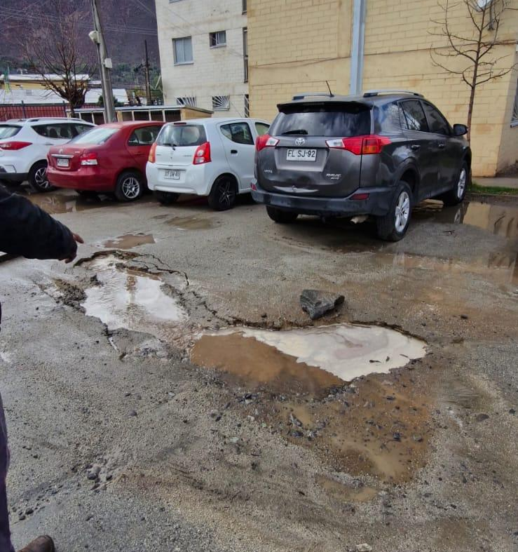 LOS ANDES: Preocupación entre vecinos de condominio Monte Blanco por hundimientos de terreno en sector de estacionamientos