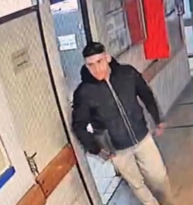 SAN FELIPE: [VIDEO] Cámaras captan robo de notebook al interior del Hospital San Camilo: ladrón estaría identificado