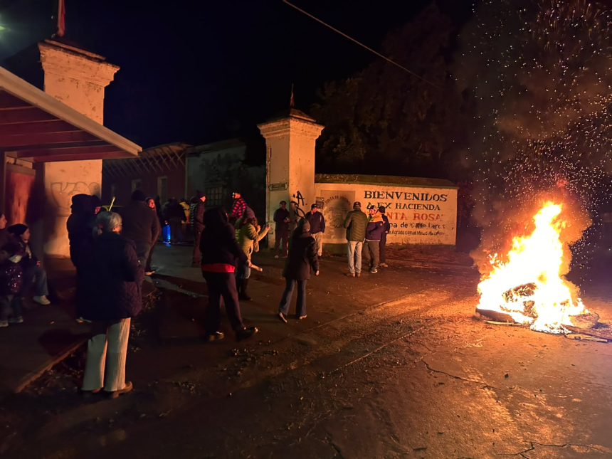 LOS ANDES: Vecinos del sector Santa Rosa también levantan barricada por prolongado corte de energía eléctrica