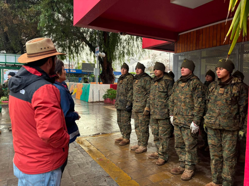 SAN FELIPE: Ejército refuerza labores de limpieza en colegios y sectores afectados por el sistema frontal