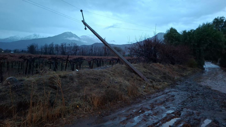 RINCONADA: Caída de poste deja sin suministro eléctrico a tres sectores de la comuna