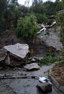 PUTAENDO: Aluvión y desprendimiento de enormes rocas destruyen vivienda en cerro El Llano: menor resultó lesionado