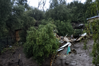 PUTAENDO: Aluvión y desprendimiento de enormes rocas destruyen vivienda en cerro El Llano: menor resultó lesionado