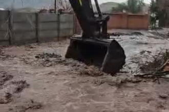 CALLE LARGA: [VIDEO] Fuerte caudal baja por quebrada en el sector El Pedrero