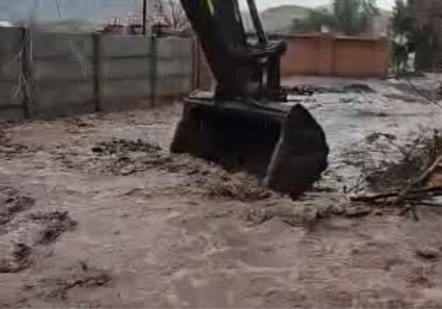 CALLE LARGA: [VIDEO] Fuerte caudal baja por quebrada en el sector El Pedrero
