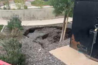 LOS ANDES: [VIDEO] Preocupación en Brisas de Los Andes por socavones que dejó el temporal: vecinos piden una solución definitiva