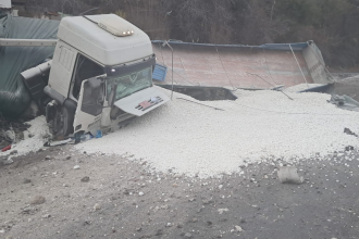 LOS ANDES: Camión volcó cerca de la Escuela de Alta Montaña y provoca congestión vehicular en el Camino Internacional