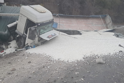LOS ANDES: Camión volcó cerca de la Escuela de Alta Montaña y provoca congestión vehicular en el Camino Internacional