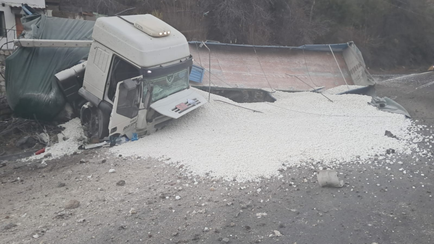 LOS ANDES: Camión volcó cerca de la Escuela de Alta Montaña y provoca congestión vehicular en el Camino Internacional