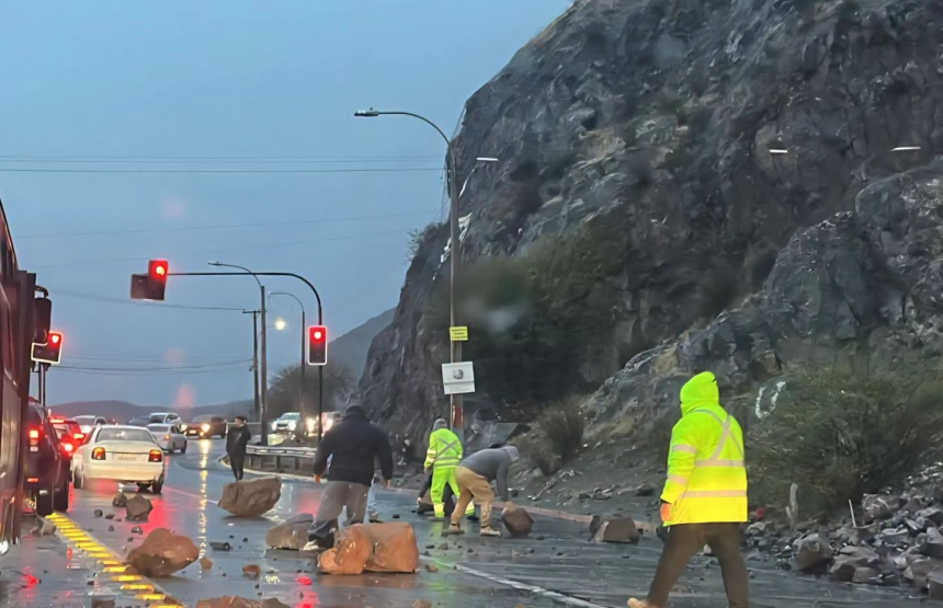 SAN FELIPE: Caída de rocas complica el ingreso a San Felipe en el sector Puente El Rey